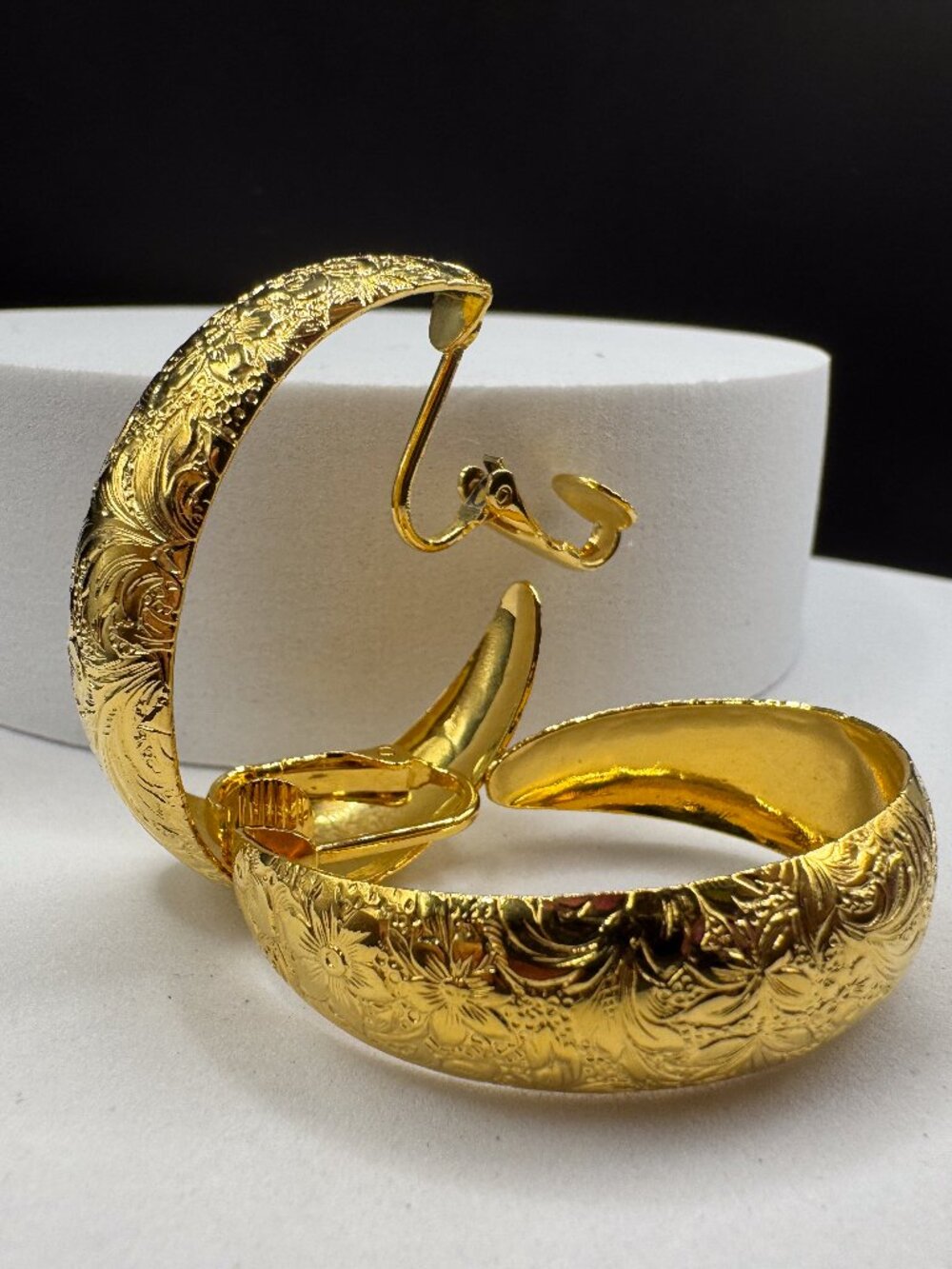 Vintage Gold Tone Wide Floral Hoop Clip On Earrings Crescent Chunky Textured